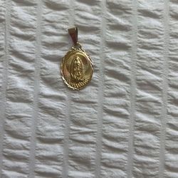 Gold pendant