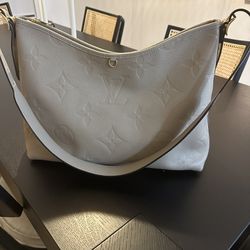 BARELY USED- Louis Vuitton Shoulder bag 