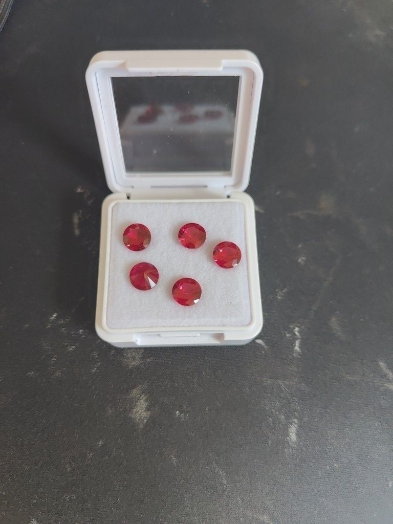 7.5cts Total Unheated Natualy Mined Sri-Lanka Garnets. Ruby Red Color VVS