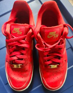 Nike mens Air Force 1, low sneakers, gold trimmed Nike swoosh , size 8