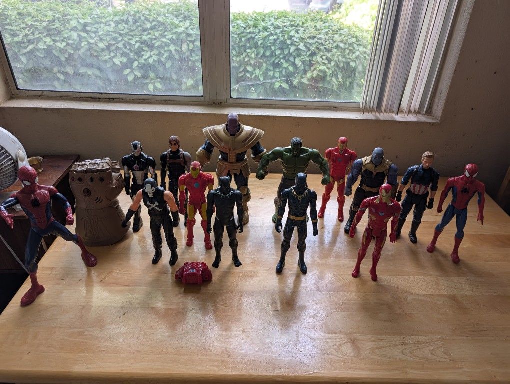 Marvels Figure 16 And 8 Inch + Thanos Gauntlet