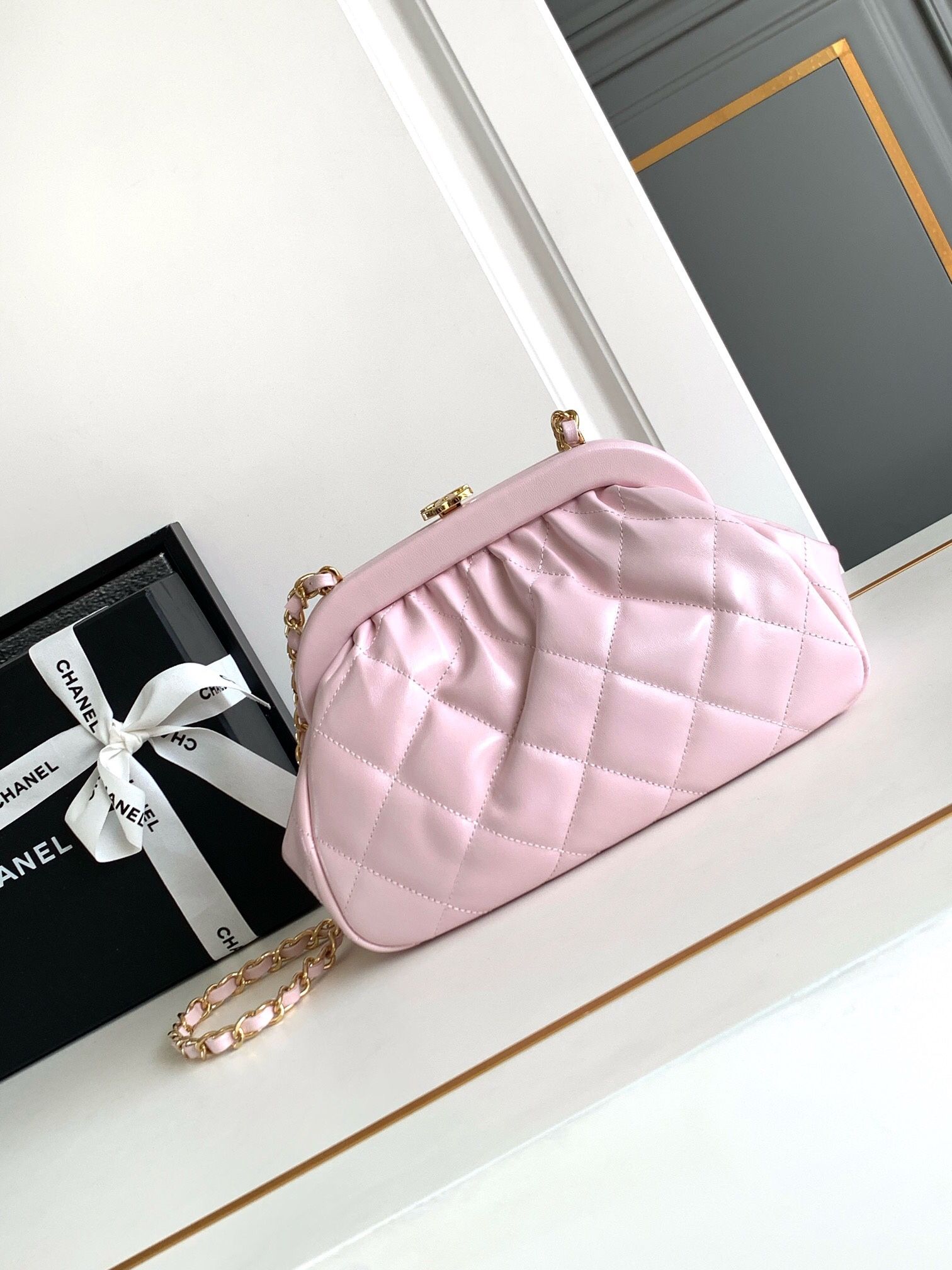 Women's pink chain bag