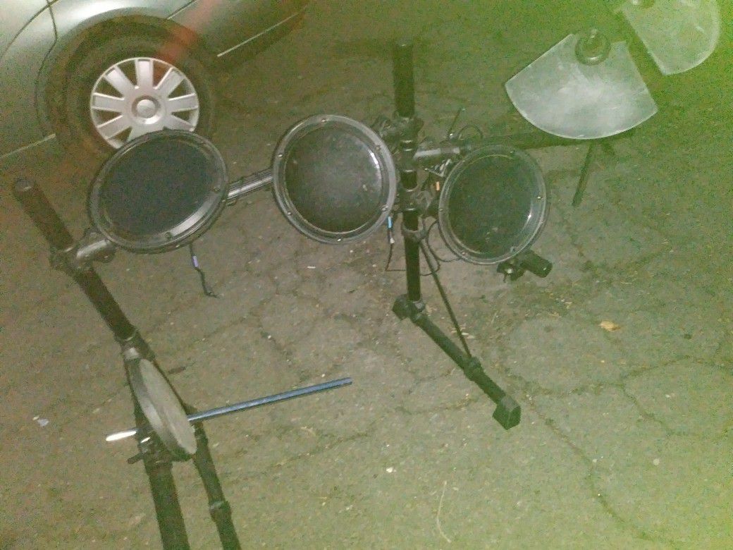 Drum set. Needs to be assembled correctly