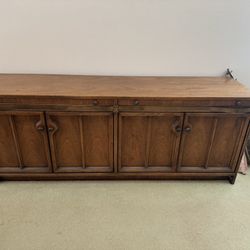 Oak Buffet In Excellent Condition 