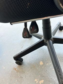(Gaming chair )BOSSIN BGC01 Racing Gaming Chair with Footrest – Great Condition( 25$)