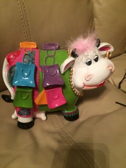 Cute lil shopping Cow