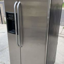 REFRIGERATOR GE 33 WIDE 