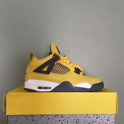 Jordan 4 Lightnings Size 9.5