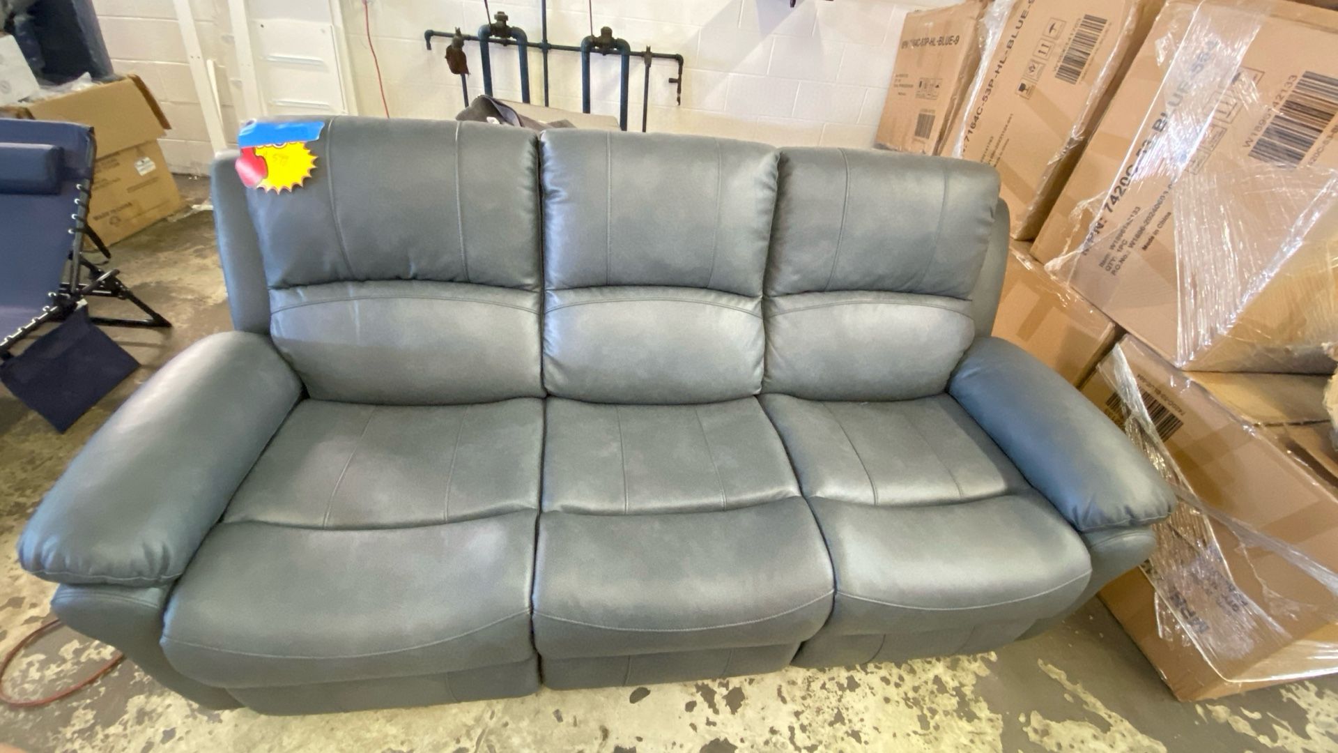 $599 – Power Reclining Sofa with Modern Features ⚡️ Upgrade your living space with this brand new power reclining sofa made with breathable fabric fo