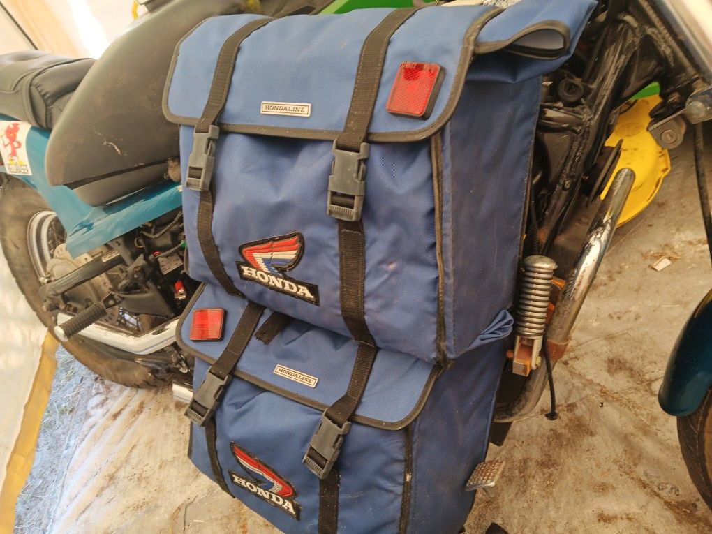 VERY RAREOriginal honda shadow VT 600 saddle bags
$100 CAPE CORAL, FL