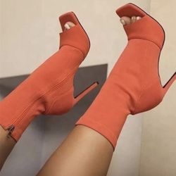 Ladies Mid Heels Comes In Orange, Black And Sizes 6,7,8