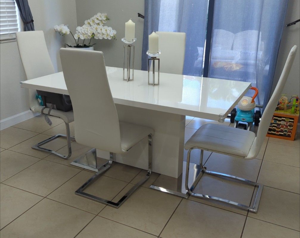 Modern White Glossy Dining Table with 4 Chrome Chairs