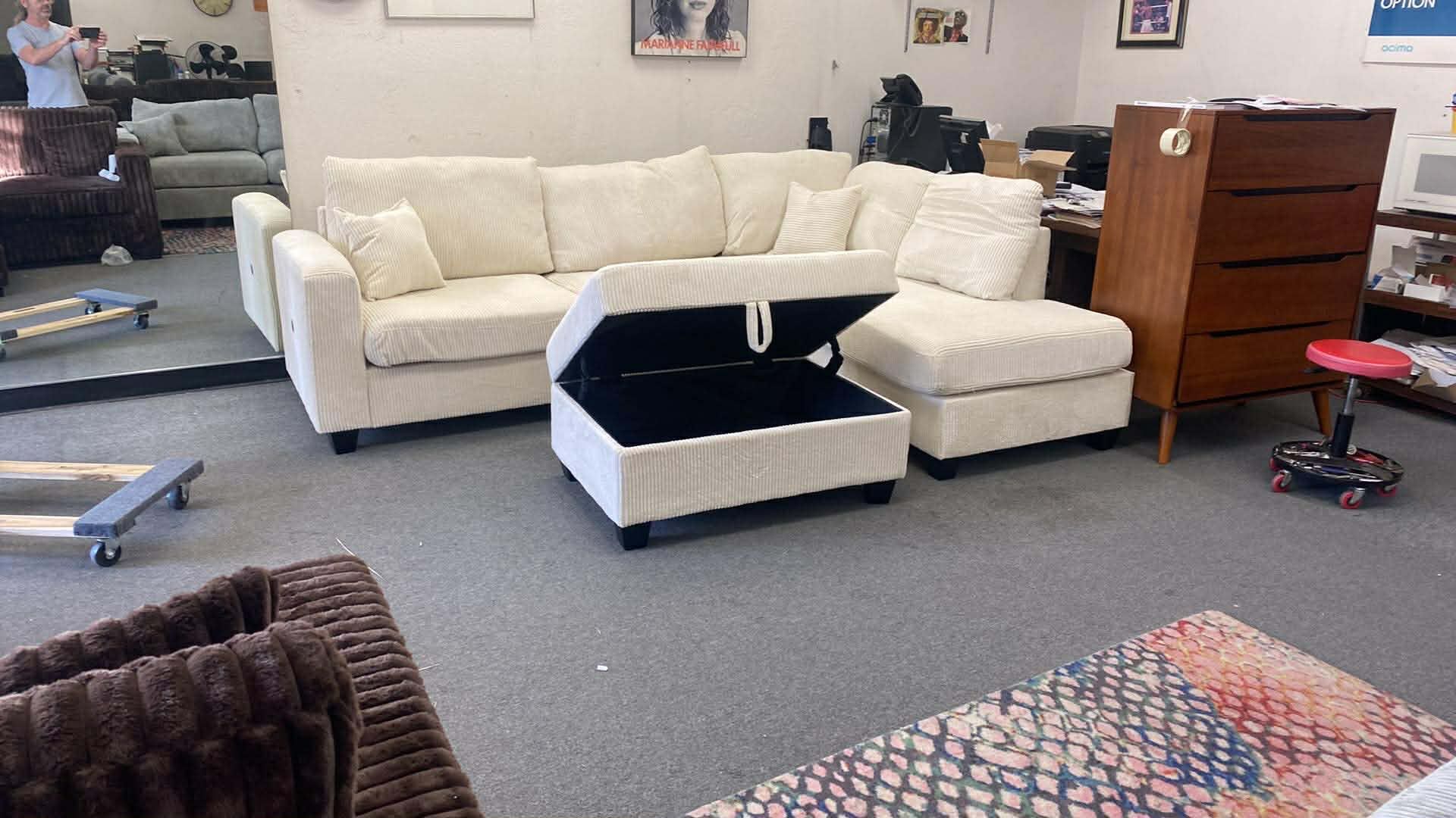 New Sectional Couch with Storage Ottoman and USB Port! Free Delivery 🚚!