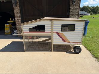 Chicken coop (holds 8 chickens)
