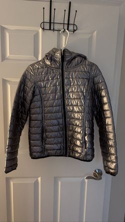 ✨ DKNY Metallic Puffer Jacket – Lightweight, Stylish, Warm