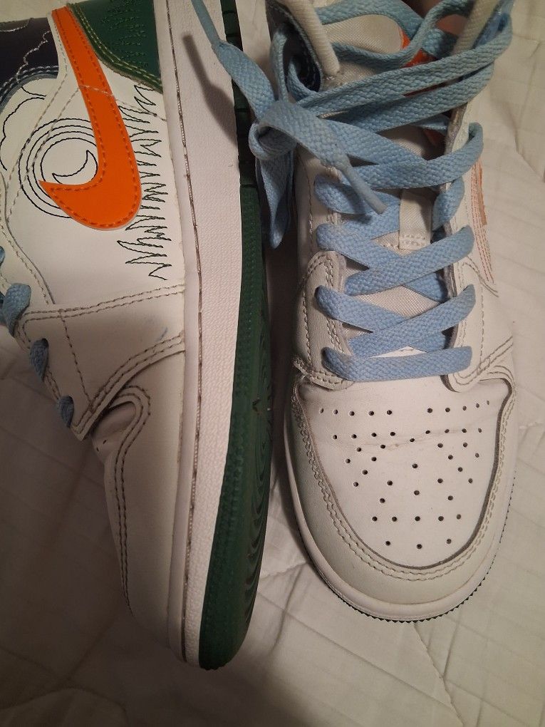 Kids Nikes Size 4