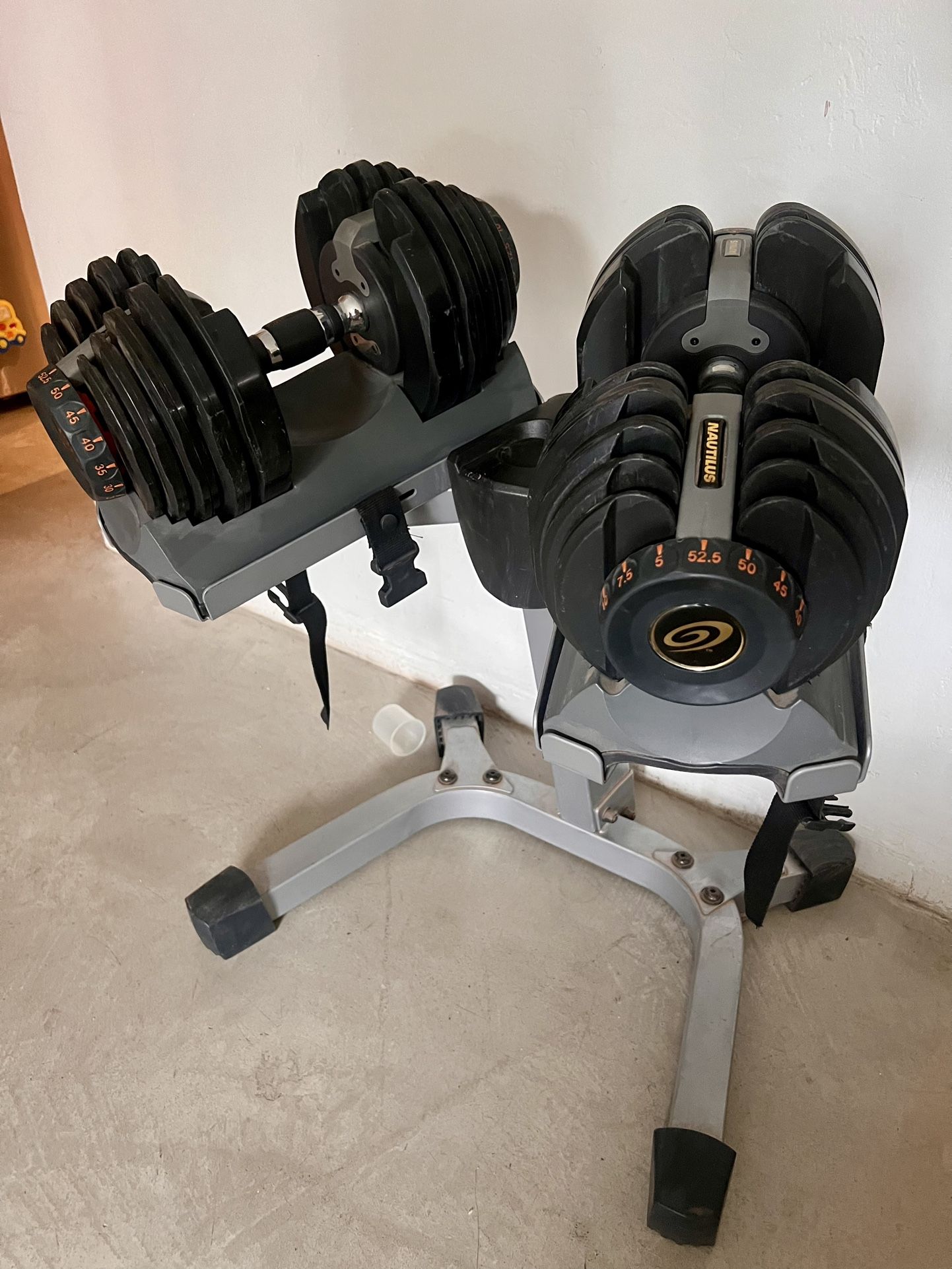 Nautilus Adjustable Dumbbells with Stand – 52.5 lbs Each