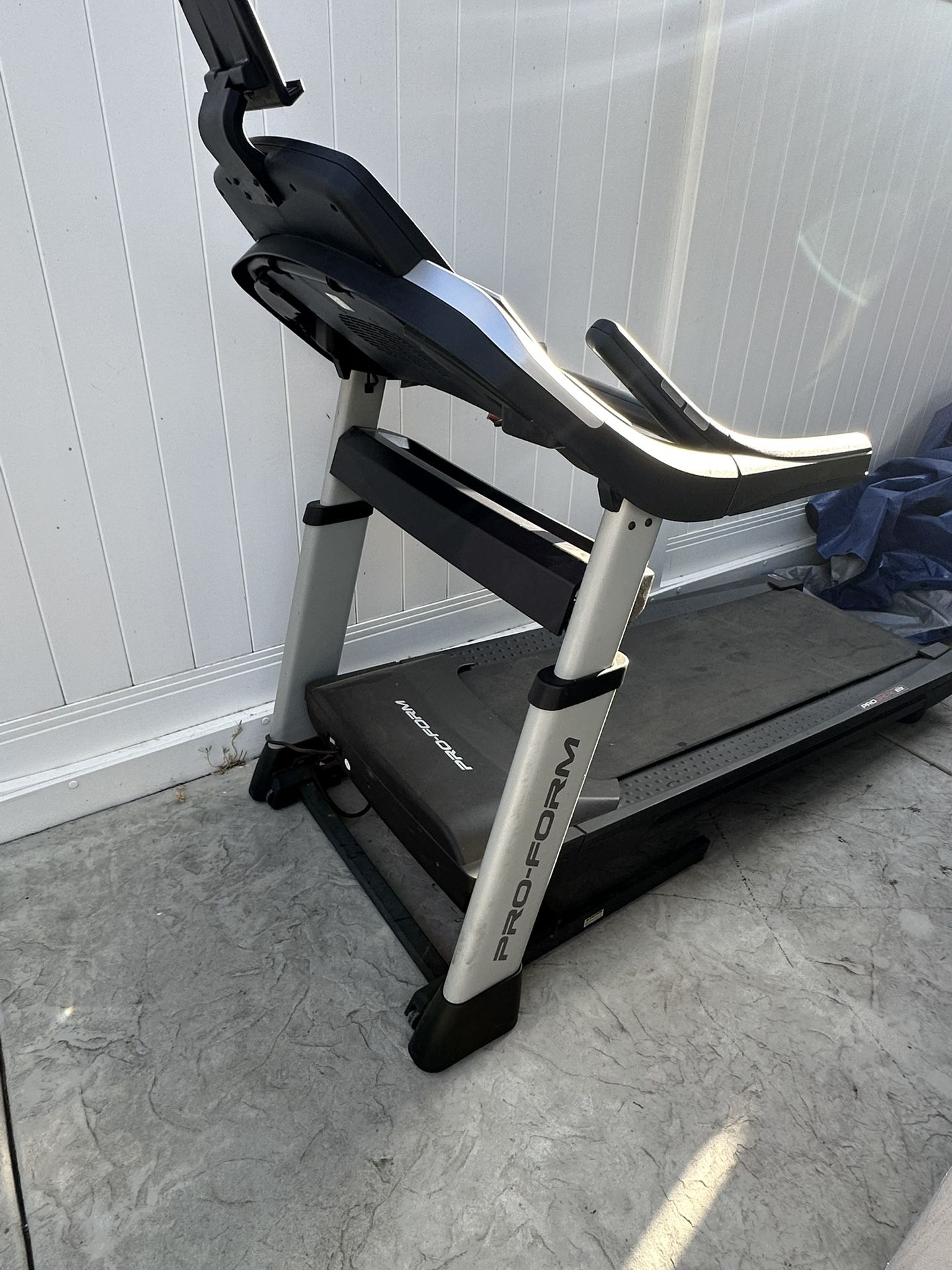 Proform Trainer 10.0 Treadmill Dual Cool Air Fans Led Display Tablet Holder