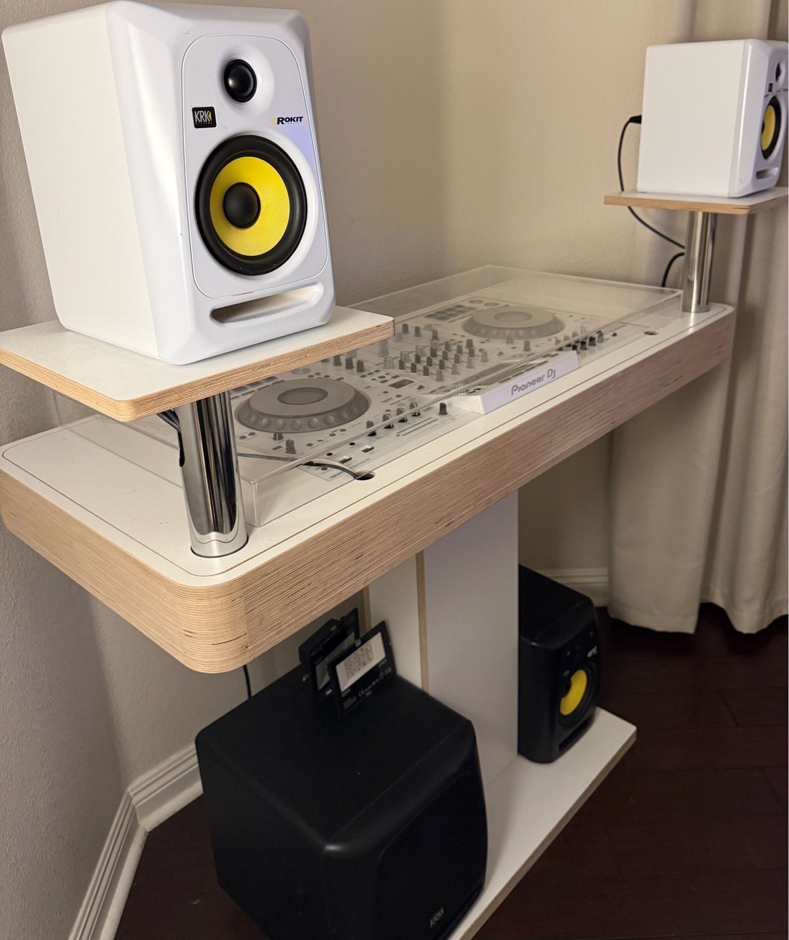 Pioneer XDJ-XZ-W (Limited Edition) w/custom “Hoerboard Stereo T” stand