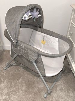 Rocking folding travel bassinet