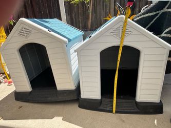 Dos casas para perros usadas en buen estado $40 por las dos