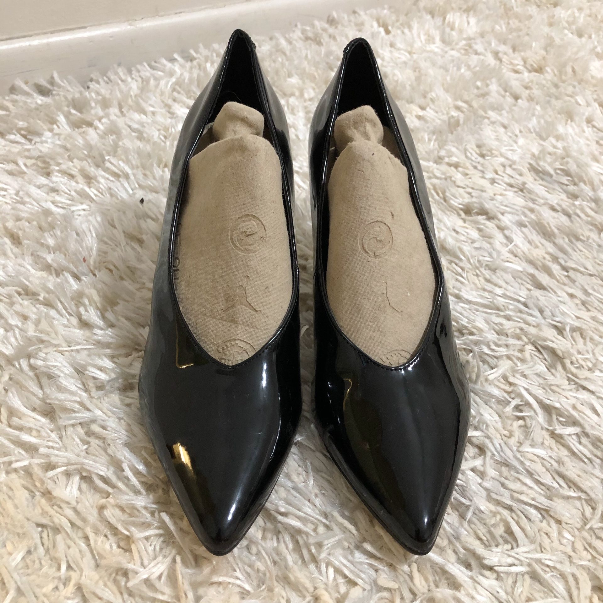 Tahari Black Patent Leather Pointed-Toe Pumps size 7.5