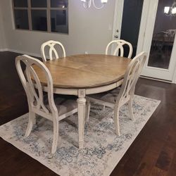 Realyn Chipped White Oval Dining Room Set (Dining table and Chairs