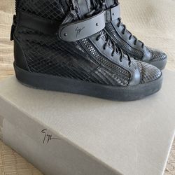 Giuseppe Zanotii Mid Top Sneakers Open box just tries on Size 44 Comes with the box and a dust bug