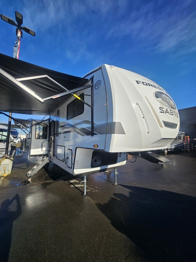 Forest River Sabre 33RLP Sode Patio