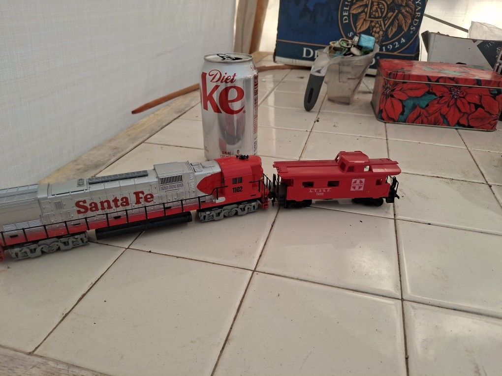 7334 Santa Fe Action Freight Train Set