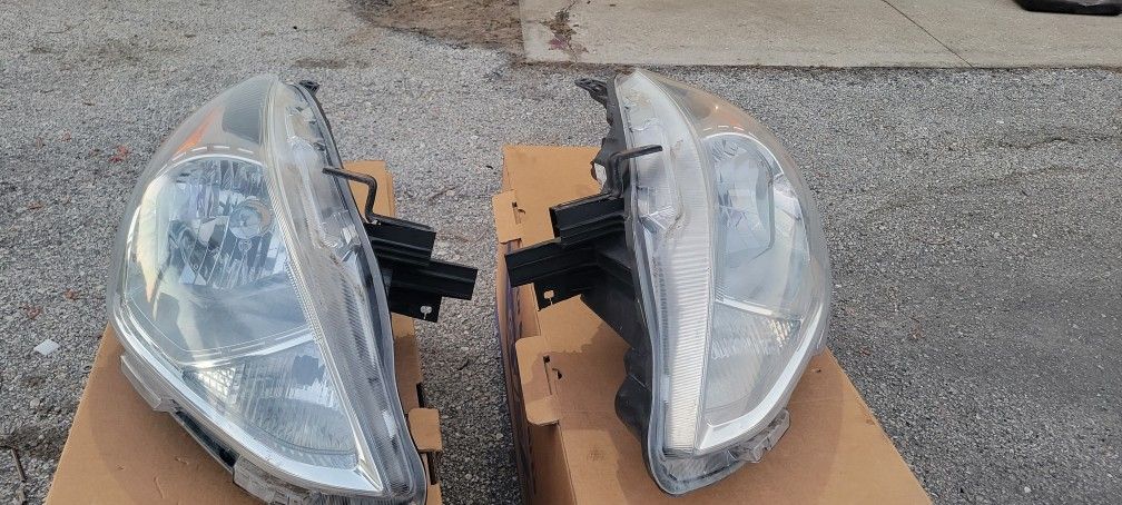 2015-2019 Versa 4door Headlights