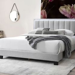 Queen Bed Platform Bed W/ Built-In LED Lights  Color: Light Gray / Mattress Included.    Cama Color  Gris  Con Luz LED / Colchon Incluido 