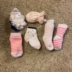 Newborn 5 x Socks & Mittens