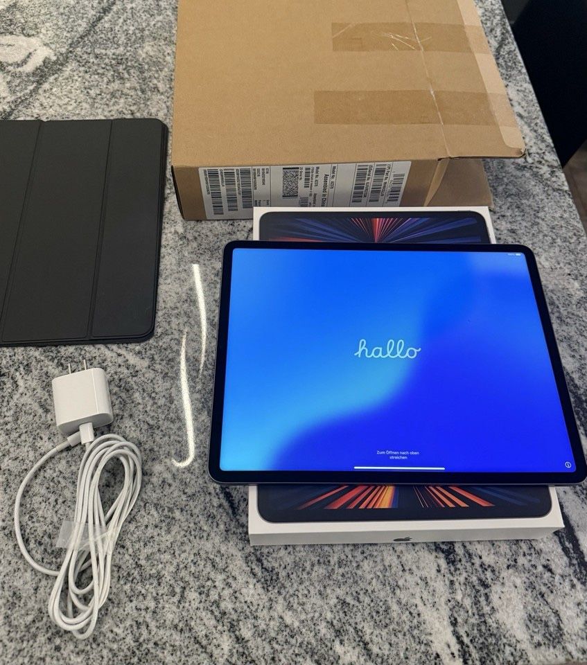Apple iPad Pro 5th Gen 256GB, Wi-Fi, 12.9 in - Space Gray Very Good condition!