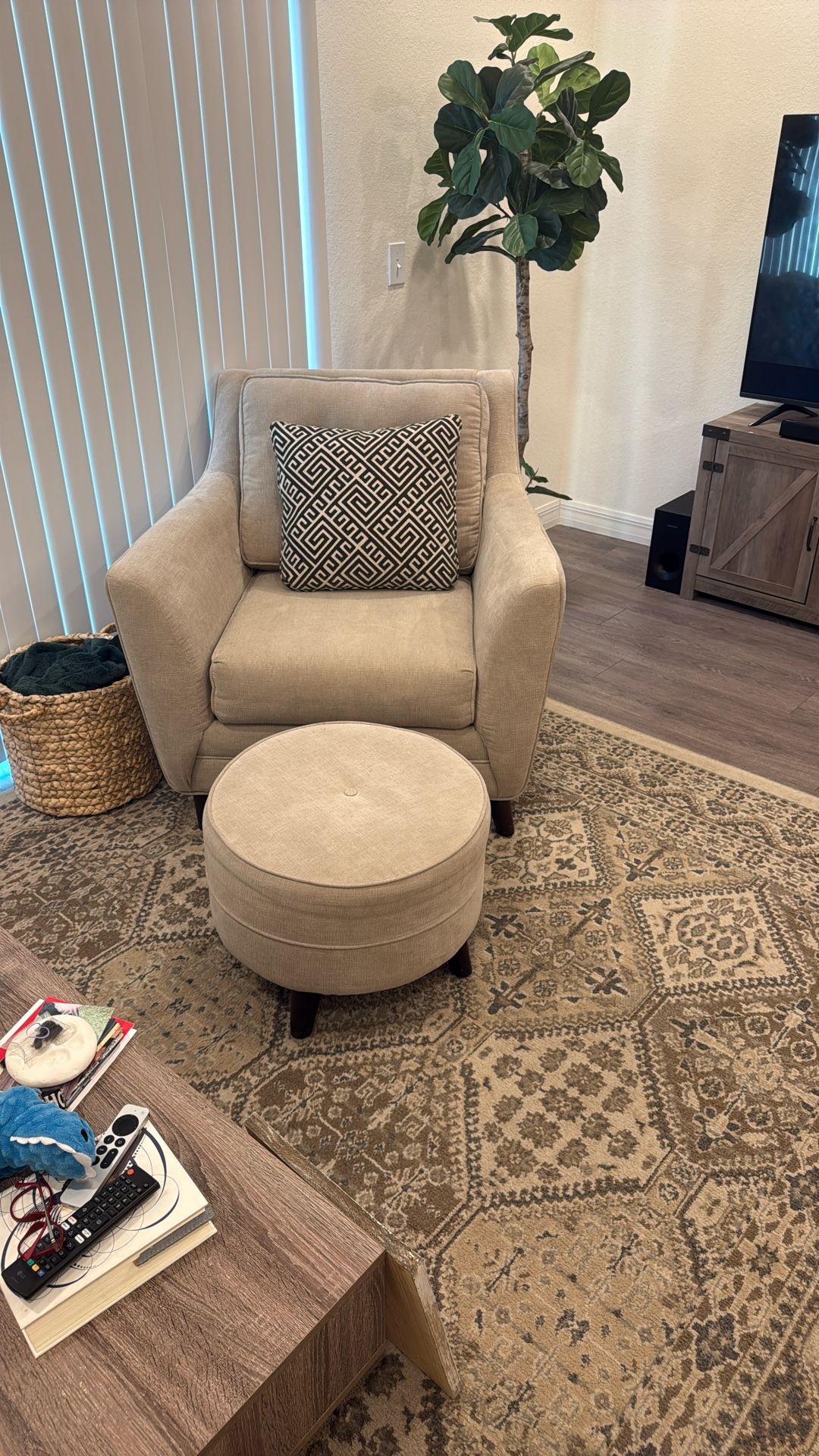 Chair And Foot Stool - Rooms To Go - Cindy Crawford