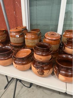 Ollas de barro nuevas .  Y tazas nuevas.