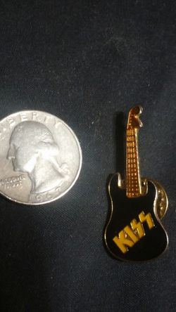 Kiss -guitar, hat pin