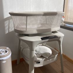 4Moms Mamaroom Bassinet With Storage Basket