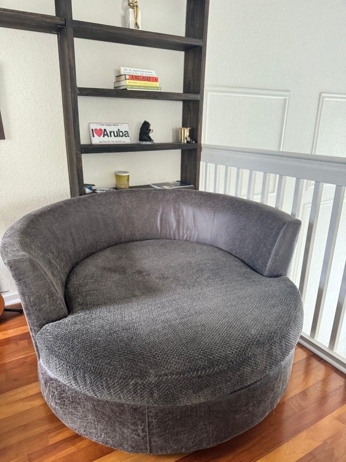 Swivel Lounge Chair