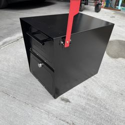 📬 Lightly Used Locking Mailbox – Looking for a New Home!