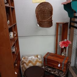 Vintage Vibes Only – Antiques, Décor & More!