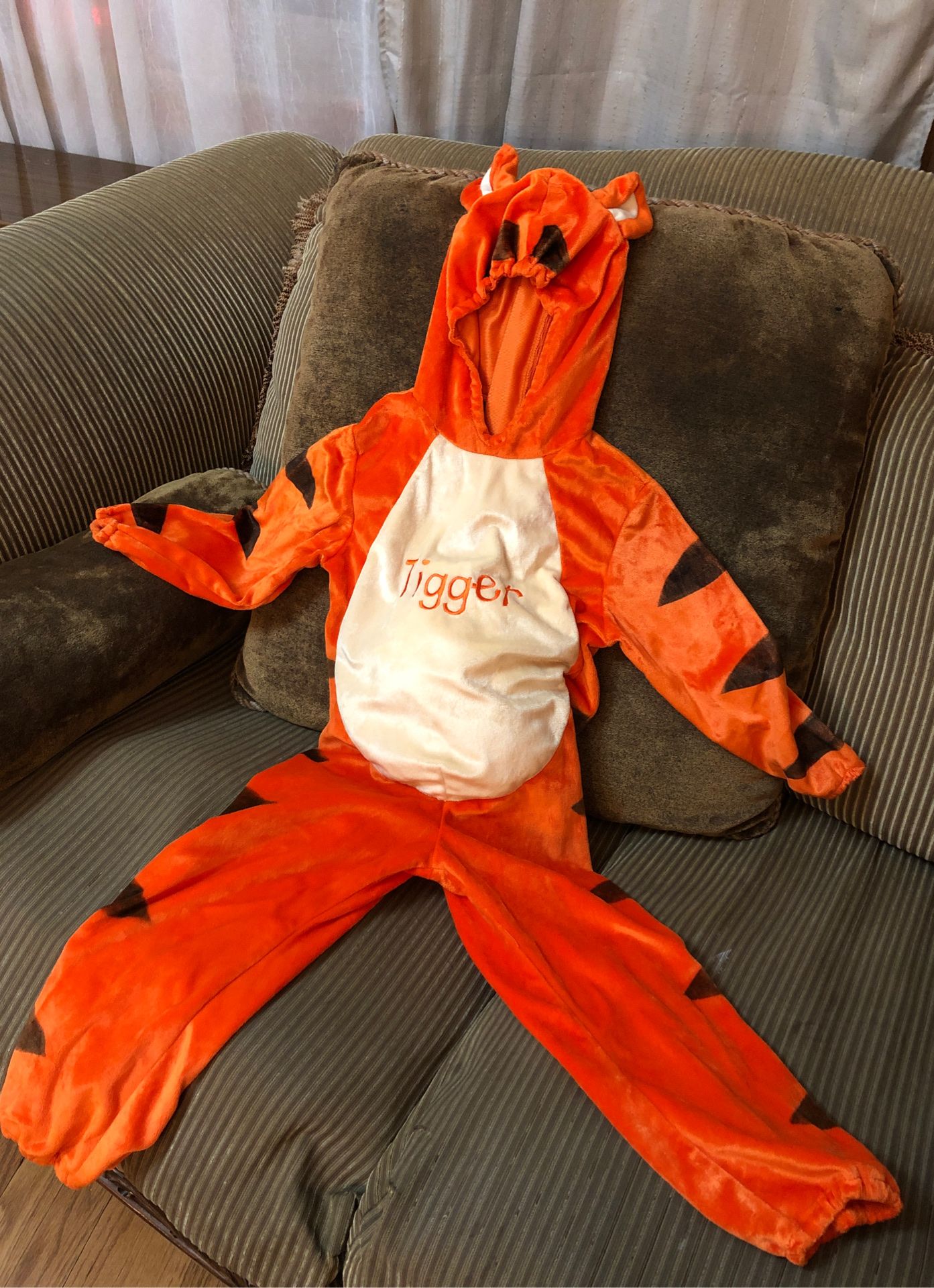 Plush tigger costume 3/4 years old