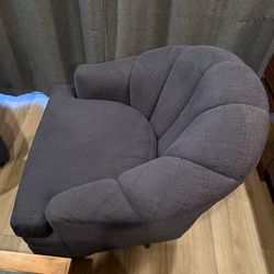 Comfortable chair w swivel