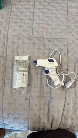 Glue gun with glue sticks