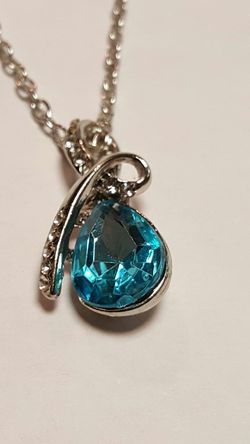 Fashion silver chain crystal rhinestone pendant necklace.