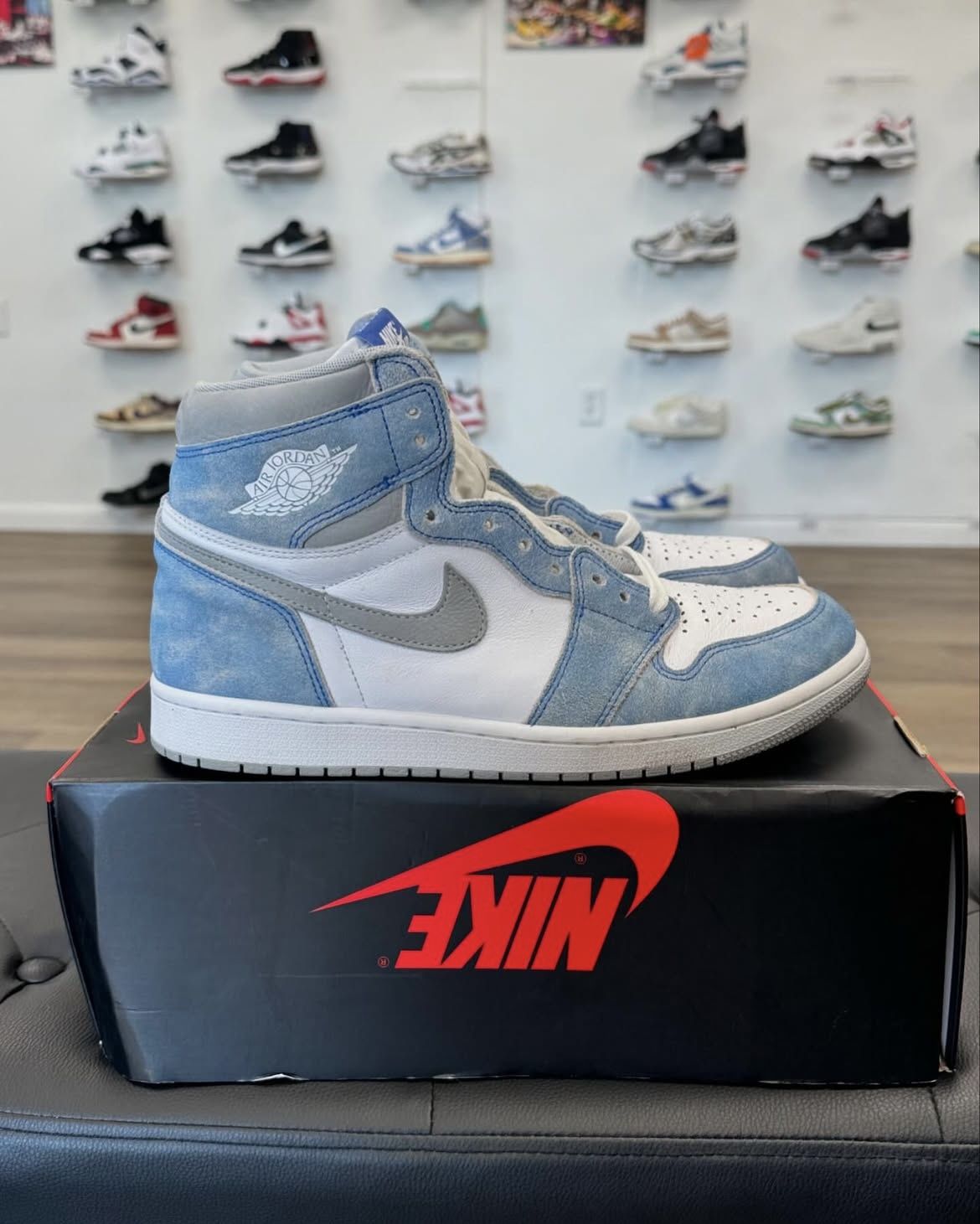 Jordan 1 Hyper Royal PRE-OWNED GOOD CONDITION