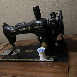 Vintage Singer Sowing Machine With Table
