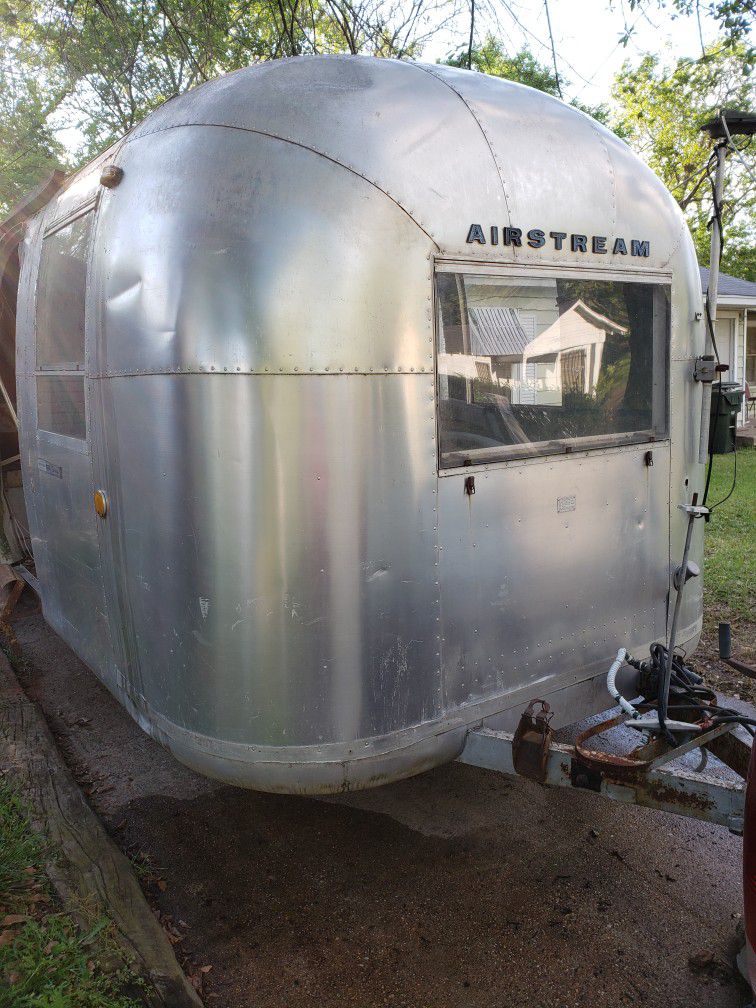 Photo Airstream Sovereign Project