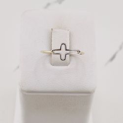 ❤️ 10k solid gold women’s ring cross   ❤️ Size 7.5 ❤️ White and yellow gold  ❤️ Minimalist   Check out my other jewelry   ************  ❤️ Anillo de m