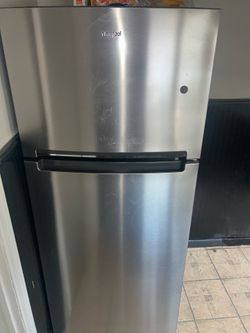 Refrigerator. Top freezer.